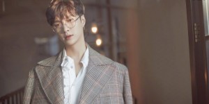 张艺兴用奖杯吃泡面，岳云鹏用茶杯吃泡面