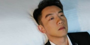 跑男大牌艺人郑恺，不顾镜头公然玩手机