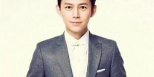 何炅老师发自拍照结果全网询问链接，只因为他耳边的“耳环”