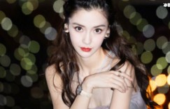 杨颖在阳台上拍风景照，家人记录这一时刻