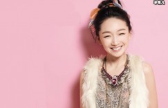 周冬雨早年接受采访，模样可爱又调皮