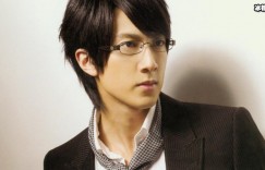 吴尊一家三口化小丑装拍合照，涂上口红的样子太可爱了