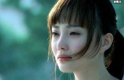 李小璐离婚被家族孤立？为爷爷庆生躲角落玩手机未见甜馨