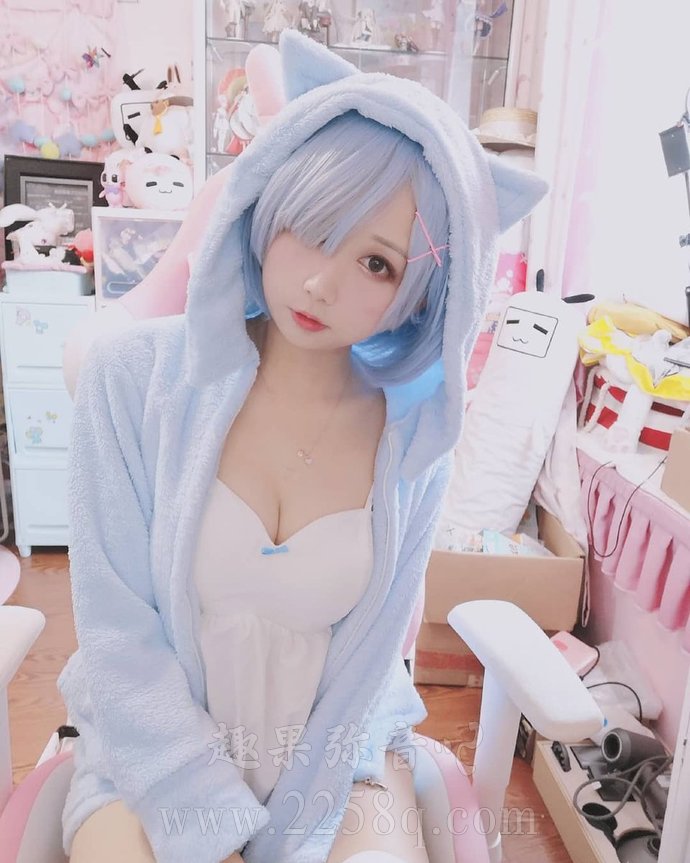 萌系coser浅野菌子:小家碧玉的双马尾美眉主播