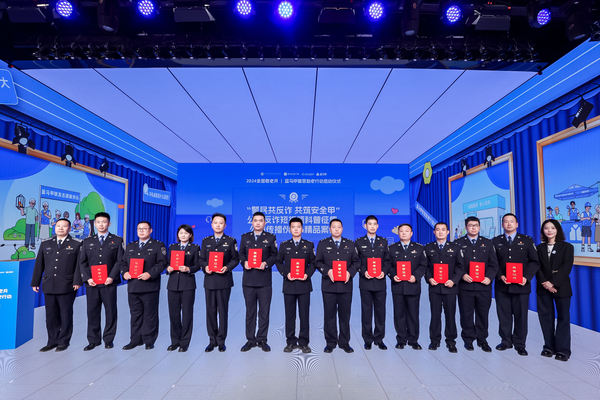 蓝马甲致敬优秀志愿者、团体 全国敬老月今天启动 蓝马甲升级“三个一”计划