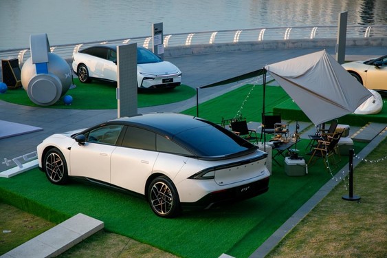 全球首款AI汽车小鹏P7+首秀亮相 开启AI汽车时代 全球首款AI汽车小鹏P7+首秀亮相 开启AI汽车时代