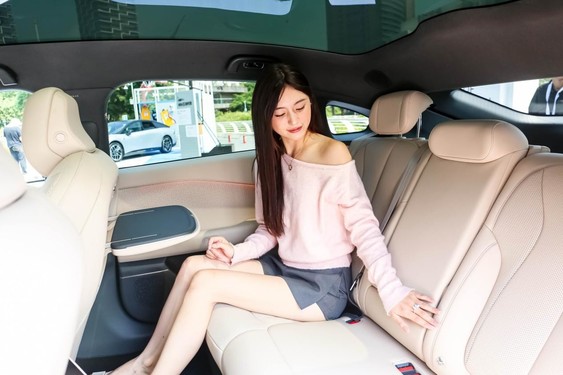 全球首款AI汽车小鹏P7+首秀亮相 开启AI汽车时代 全球首款AI汽车小鹏P7+首秀亮相 开启AI汽车时代