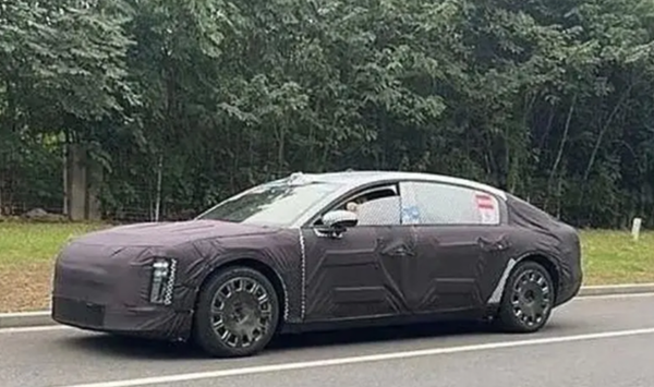 余承东称尊界明年春天上市 售价超百万元 对标迈巴赫 余承东称尊界明年春天上市 售价超百万元 对标迈巴赫