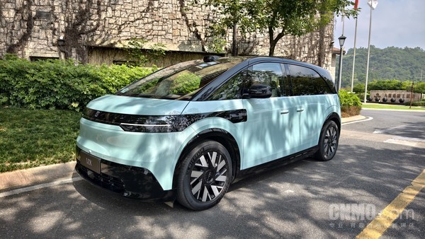 27.99万元起!极氪MIX纯电MPV上市:800V平台 车门亮了 27.99万元起!极氪MIX纯电MPV上市:800V平台 车门亮了