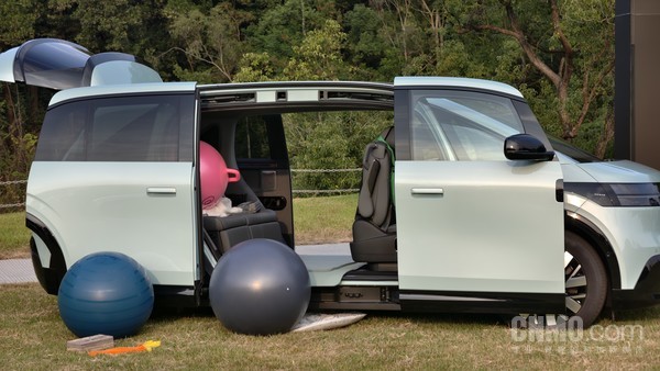 27.99万元起!极氪MIX纯电MPV上市:800V平台 车门亮了 27.99万元起!极氪MIX纯电MPV上市:800V平台 车门亮了