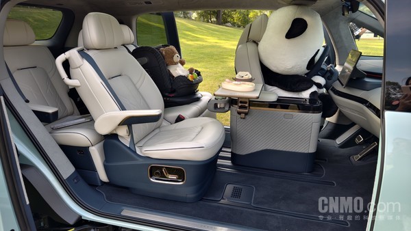 27.99万元起!极氪MIX纯电MPV上市:800V平台 车门亮了 27.99万元起!极氪MIX纯电MPV上市:800V平台 车门亮了