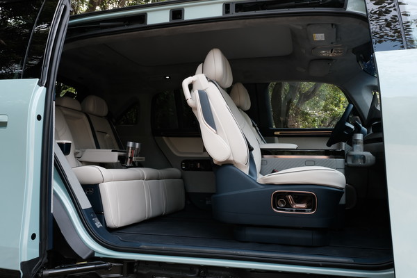 极氪MIX无B柱设计 极氪MIX深度试驾:颠覆传统汽车行业 极氪是认真的