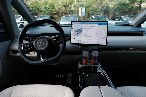 极氪MIX内部 极氪MIX深度试驾:颠覆传统汽车行业 极氪是认真的