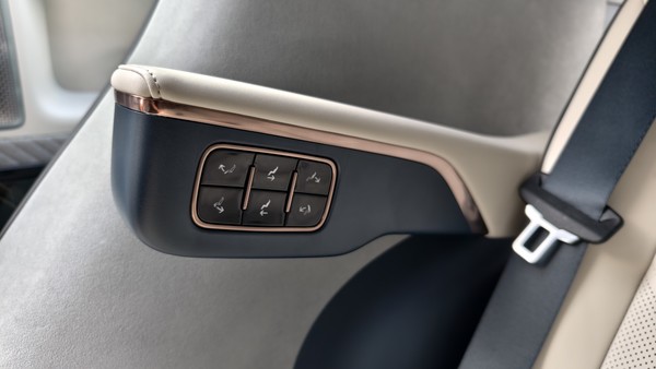 极氪MIX后排座椅电动调节 极氪MIX深度试驾:颠覆传统汽车行业 极氪是认真的