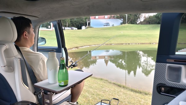 极氪MIX车内钓鱼 极氪MIX深度试驾:颠覆传统汽车行业 极氪是认真的