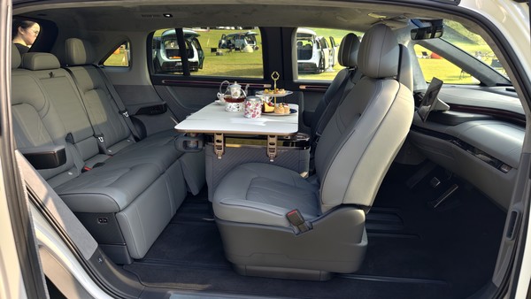 极氪MIX欢聚对坐模式 极氪MIX深度试驾:颠覆传统汽车行业 极氪是认真的