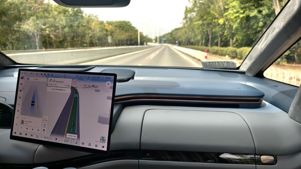 极氪MIX车道级导航 极氪MIX深度试驾:颠覆传统汽车行业 极氪是认真的