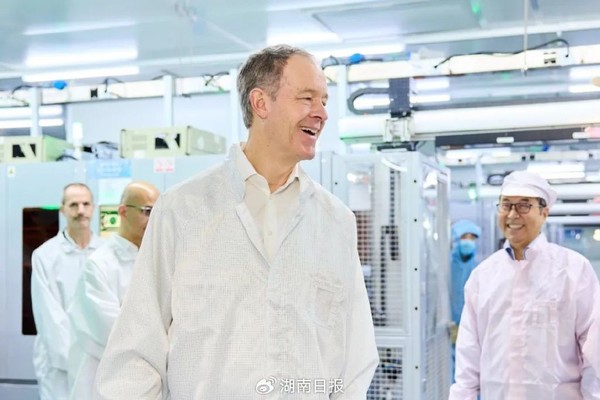(图源见水印,下同) Apple首席运营官来湘 参观了这家在湘潭和长沙的工厂