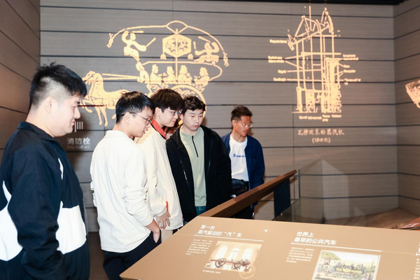 全国首个!比亚迪新能源汽车科普馆于郑州开馆 共4层 全国首个!比亚迪新能源汽车科普馆于郑州开馆 共4层