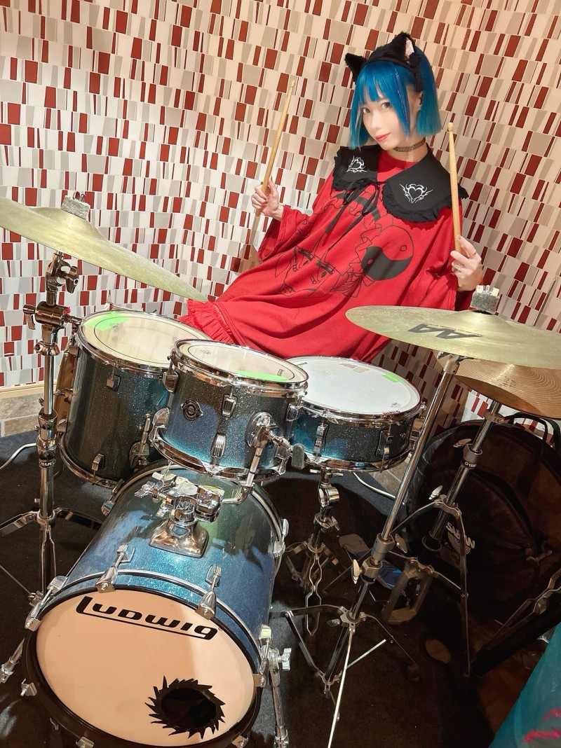 把头发染成綾波レイ(绫波零)后⋯出道11年的她引退往下一站大步走!