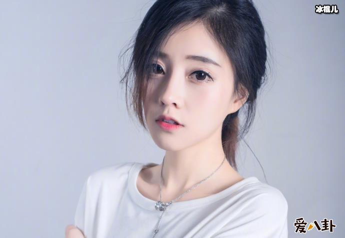 异口同声冯提莫旁边人资料, 数次被男嘉宾摸腿引热议