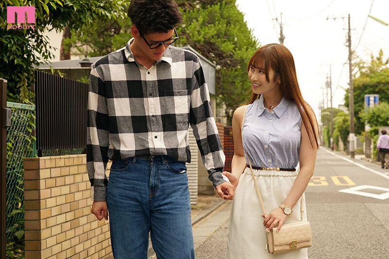 (MIDV-945)在男友面前嗨了!被中出大乱交的小野六花露出狂乱痴态!