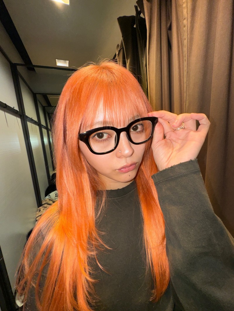 是经纪人也是导演!外型超辣的她作品销售第一名!