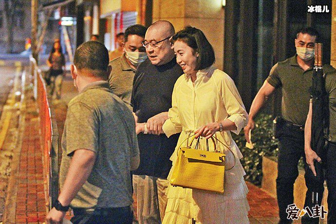 刘銮雄太太半小时消费六位数. 网友感慨有钱人的快乐难以想象!