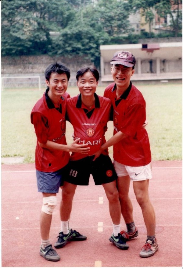 小鹏汽车CEO何小鹏晒大学照 中分发型配曼联球衣 小鹏汽车CEO何小鹏晒大学照 中分发型配曼联球衣