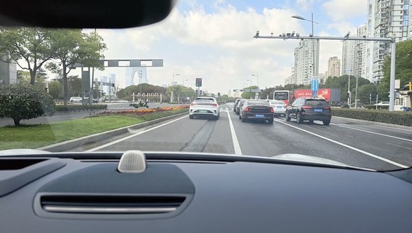 车辆实线变道 极氪城市无图NZP体验:体验类似老司机 但潜力仍很大