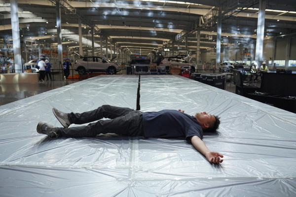 五菱周金开模仿小米雷军睡工厂:第3000万辆即将下线 五菱周金开模仿小米雷军睡工厂:第3000万辆即将下线