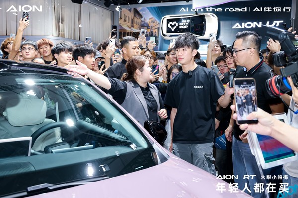 广州车展盛大召开 埃安展台被观众挤爆 RT成现场焦点 广州车展盛大召开 埃安展台被观众挤爆 RT成现场焦点