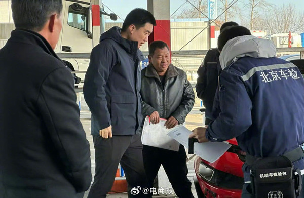 李想给新买的法拉利上牌被偶遇 网友:居然亲力亲为 李想给新买的法拉利上牌被偶遇 网友:居然亲力亲为