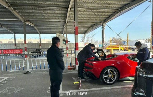 李想亲自去给新车上牌 李想给新买的法拉利上牌被偶遇 网友:居然亲力亲为