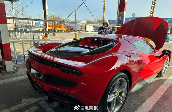 法拉利296 李想给新买的法拉利上牌被偶遇 网友:居然亲力亲为