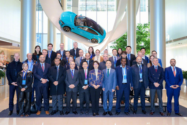 18国驻华外交官参观小米汽车工厂 有人甚至想直接开回国 18国驻华外交官参观小米汽车工厂 有人甚至想直接开回国