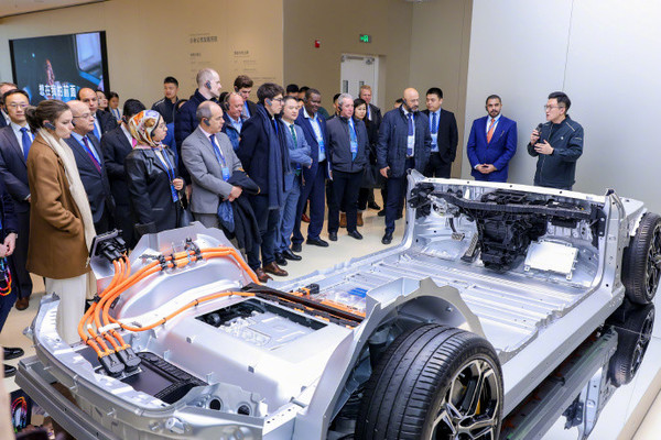 18国驻华外交官参观小米汽车工厂 有人甚至想直接开回国 18国驻华外交官参观小米汽车工厂 有人甚至想直接开回国