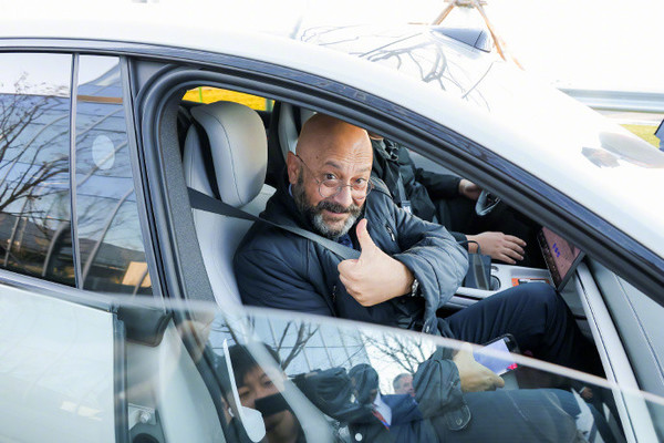 18国驻华外交官参观小米汽车工厂 有人甚至想直接开回国 18国驻华外交官参观小米汽车工厂 有人甚至想直接开回国