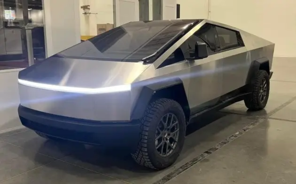 特斯拉Cybertruck 特斯拉Cybertruck发生惨烈车祸至3死 马斯克曾夸结实