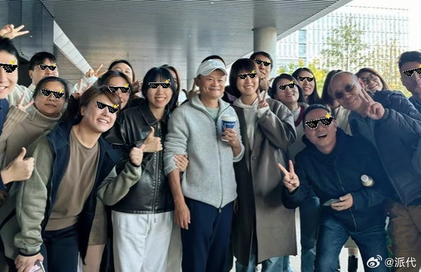马云现身阿里巴巴园区 手拿咖啡与多位员工亲切合影 马云现身阿里巴巴园区 手拿咖啡与多位员工亲切合影
