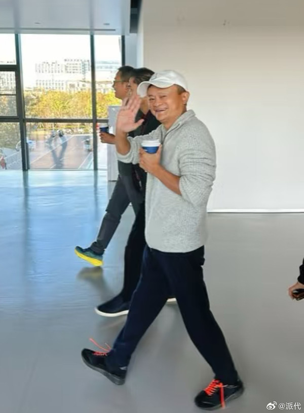 马云现身阿里巴巴园区(图源微博) 马云现身阿里巴巴园区 手拿咖啡与多位员工亲切合影