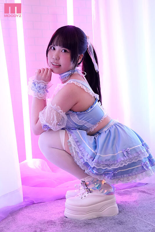 (MIFD-569)和粉丝乱搞还叫他们喝洗洁精!炎上系爆乳偶像AV出道!