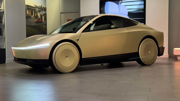 特斯拉Cybercab实车内饰曝光 两座布局 只有屏幕和杯架 特斯拉Cybercab实车内饰曝光 两座布局 只有屏幕和杯架