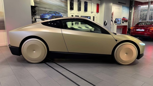 特斯拉Cybercab实车内饰曝光 两座布局 只有屏幕和杯架 特斯拉Cybercab实车内饰曝光 两座布局 只有屏幕和杯架