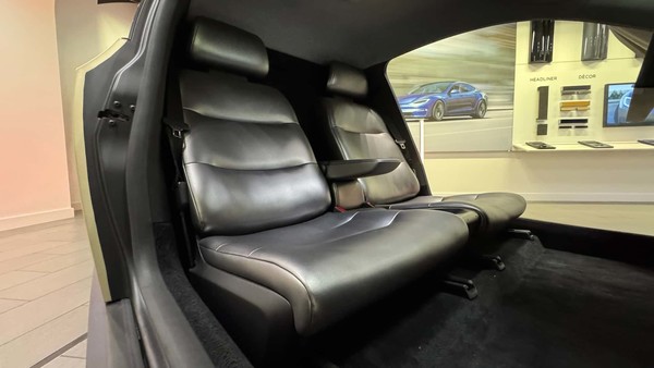 特斯拉Cybercab实车内饰曝光 两座布局 只有屏幕和杯架 特斯拉Cybercab实车内饰曝光 两座布局 只有屏幕和杯架