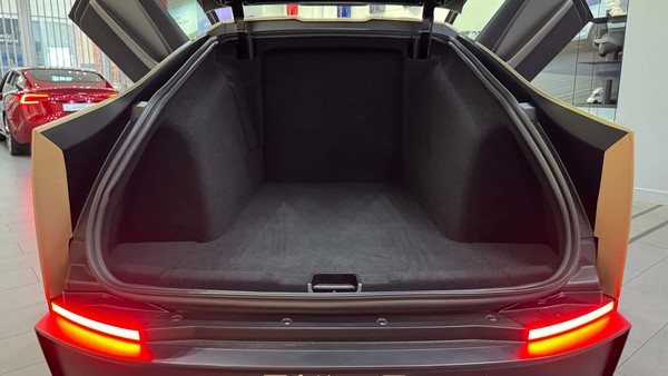 特斯拉Cybercab实车内饰曝光 两座布局 只有屏幕和杯架 特斯拉Cybercab实车内饰曝光 两座布局 只有屏幕和杯架