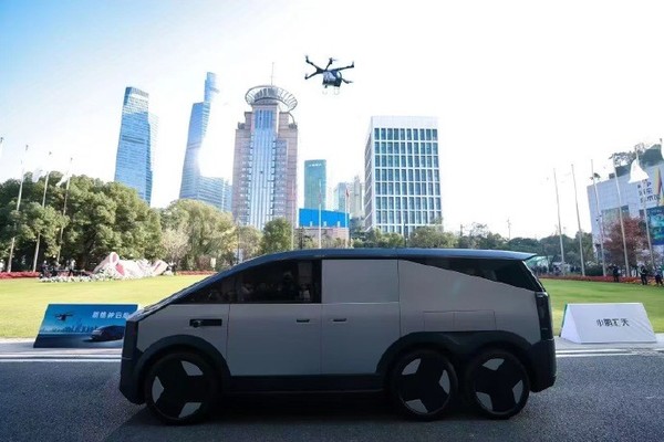 小鹏陆地航母上海CBD首飞 小鹏陆地航母上海CBD首飞 何小鹏:当天收获近100小订
