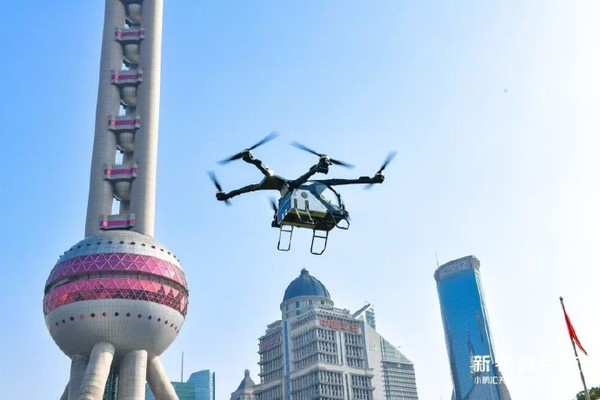 小鹏陆地航母上海CBD首飞 何小鹏:当天收获近100小订 小鹏陆地航母上海CBD首飞 何小鹏:当天收获近100小订