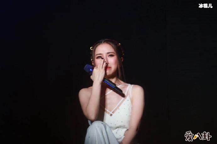 邓紫棋为何在演唱会痛哭?扒其何原因竟然粉丝如此心疼