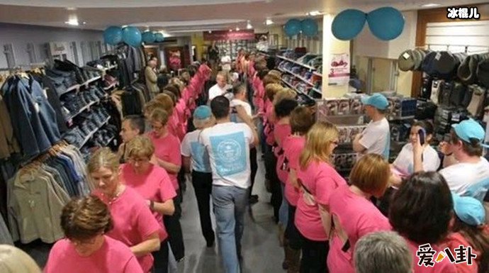 扒女人胸罩能也能成为世界纪录 这个世界太奇葩!